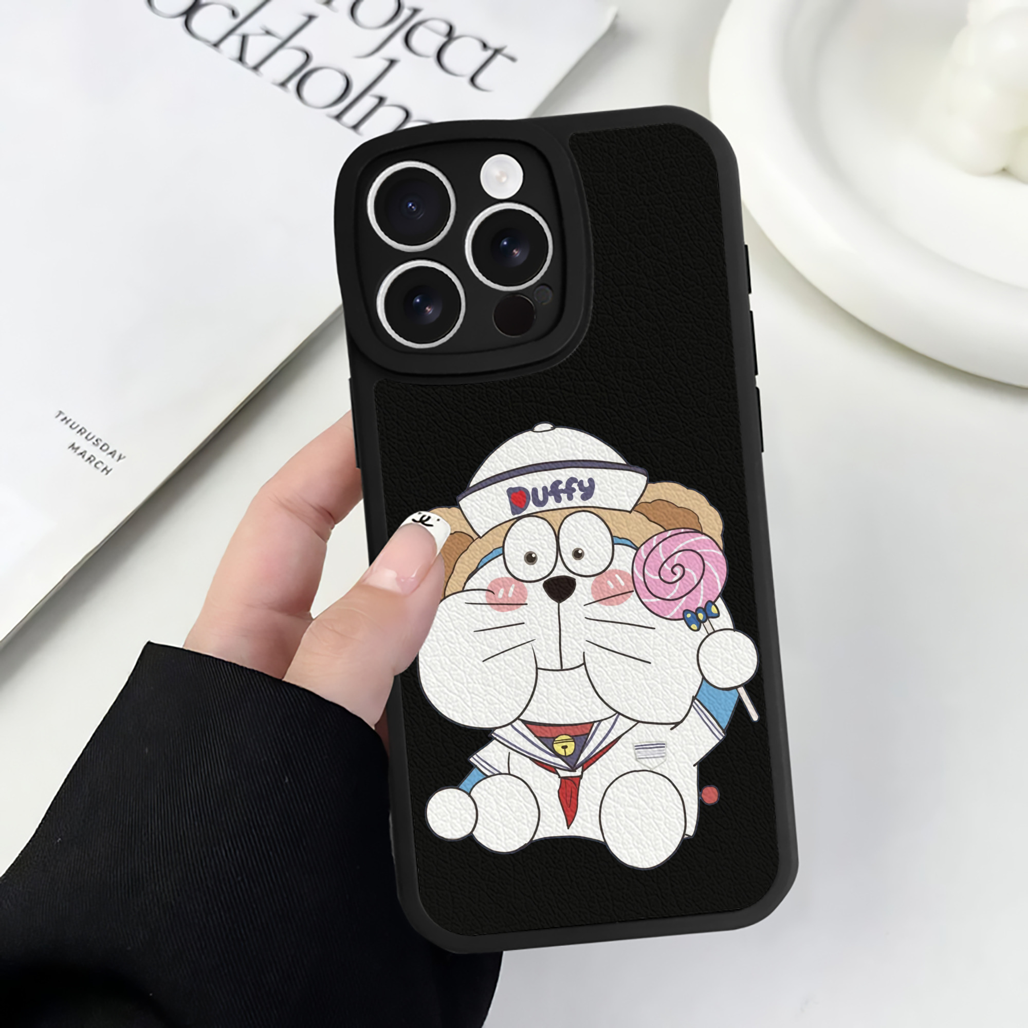 （画像用） ドラえもん Doraemon 【iPhone 16シリーズ対応】シリコンスマホケース（レザー調） 材質：シリコン